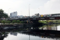 Nhiều đoạn trên tuyến kênh Tham Lương - Bến Cát - rạch Nước Lên nhỏ hẹp, nước đen kịt. Ảnh: NLĐ