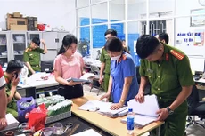 Cơ quan điều tra tiến hành khám xét tại Trung tâm Dạy nghề tư thục Tùng Linh