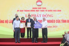 Ông Nguyễn Tất Thắng (đứng giữa, hàng trên), Chủ tịch HĐQT Tập đoàn T&T Group trao tặng ủng hộ 100 ngôi nhà (tương đương với 5 tỷ đồng) hỗ trợ cho hộ nghèo tỉnh Điện Biên.