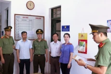 Cơ quan Công an thi hành lệnh bắt tạm giam Phó Giám đốc Sở Kế hoạch và Đầu tư Nguyễn Tiến Lâm (áo trắng, bên trái). Ảnh: Công an tỉnh Phú Thọ