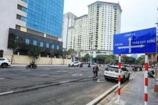 Biển báo trên đường Huỳnh Thúc Kháng kéo dài. Ảnh: TTXVN