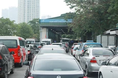 Tình trạng ùn tắc tại trung tâm đăng kiểm gây khó khăn cho người dân trong dịch vụ kiểm định xe cơ giới.