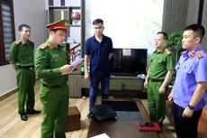 Cơ quan Cảnh sát điều tra Công an tỉnh Lạng Sơn ra Quyết định khởi tố vụ án, khởi tố bị can đối với Thân Tiến Huy (thứ 3 từ trái sang).