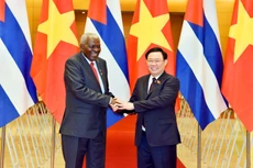 Chủ tịch Quốc hội Vương Đình Huệ và Chủ tịch Quốc hội Chính quyền Nhân dân Cộng hòa Cuba Esteban Lazo Hernandez