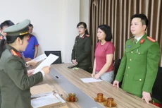 Cơ quan chức năng tống đạt các quyết định khởi tố, bắt tạm giam Nguyễn Thanh Thủy, Giám đốc Công ty CP Công nghệ thông tin Lam Hồng.