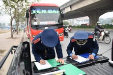 Lực lượng Thanh tra giao thông Hà Nội kiểm tra phương tiện. Ảnh minh họa