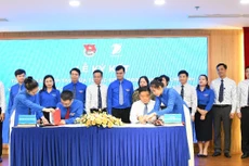 Bí thư Trung ương Đoàn, Phó chủ nhiệm thường trực ủy ban quốc gia về thanh niên Việt Nam Nguyễn Tường Lâm (bên trái) và Tổng Giám đốc Tập đoàn VNPT Huỳnh Quang Liêm (bên phải) thực hiện ký kết thỏa thuận hợp