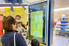 Gian hàng tương tác của TH thu hút hàng ngàn người cùng “Xoay nắp đón điều may”