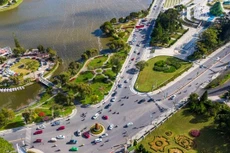 Nhà hàng Thủy Tạ là một trong 2 đảo nổi (cùng với đảo Bích Câu) trong danh thắng quốc gia hồ Xuân Hương