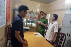 Cơ quan chức năng đọc lệnh khởi tố đối với Phạm Văn Hòa (người mặc áo xanh than).