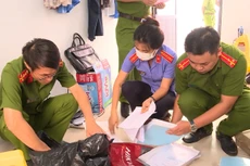 Các cơ quan chức năng khám xét trụ sở Đội thanh tra giao thông số 5