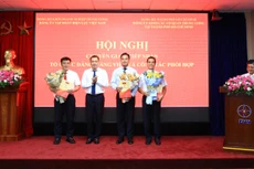 Ông Lê Văn Trang (đứng ngoài cùng bên phải) – Bí thư Đảng bộ Tổng công ty Điện lực miền Nam) nhận quyết định do Bí thư Đảng ủy, Chủ tịch HĐTV EVN Đặng Hoàng An trao. Ảnh: Anh Tuấn