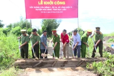 Đại diện Phòng An ninh kinh tế công an tỉnh Bạc Liêu và đại diện TNG Holdings Vietnam thực hiện nghi thức khởi công cầu dân sinh Kênh 1