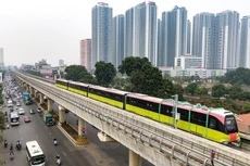 Đoàn tàu chạy qua tuyến đường Nhổn - Ga Hà Nội