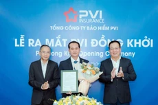 Ông Dương Thanh Francois (bìa trái) và ông Phạm Anh Đức (bìa phải) trao quyết định Giám đốc Chi nhánh Bảo hiểm PVI Đồng Khởi cho ông Nguyễn Quốc Nam