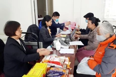 Chi trả lương hưu tại một điểm chi trả tại Hà Nội.