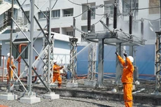 Công nhân Công ty Lưới điện Cao thế thực hiện rửa sứ bằng bằng nước áp lực cao, xử lý tình trạng nhiễm bụi bẩn bám ở các chuỗi sứ và thiết bị trong trạm biến áp.