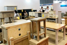 Bộ Công Thương vừa quyết định áp dụng biện pháp CBPG đối với một số sản phẩm bàn, ghế từ Trung Quốc. Ảnh chỉ mang tính minh họa. Nguồn Internet