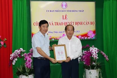 Chủ tịch UBND tỉnh Đồng Tháp Phạm Thiện Nghĩa (bên trái) trao quyết định bổ nhiệm chức Giám đốc Sở Y tế cho ông Đoàn Tấn Bửu