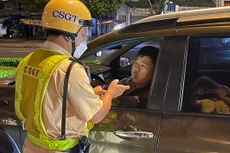 CSGT kiểm tra nồng độ cồn tài xế trên xa lộ Hà Nội