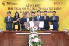 Ông Đỗ Quang Hiển, Chủ tịch UBCL Tập đoàn T&T Group (bên trái) và ông Bin Dae-in, Chủ tịch HĐQT kiêm TGĐ Tập đoàn Tài chính BNK (bên phải) trao thỏa thuận hợp tác với sự chứng kiến của đại diện lãnh đạo hai Tập đoàn. Nguồn ảnh: T&T Group