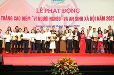 Bí thư Thành ủy Hà Nội Đinh Tiến Dũng, Chủ tịch UBND TP. Hà Nội Trần Sỹ Thanh tuyên dương các tập thể tiêu biểu trong công tác giảm nghèo và an sinh xã hội.