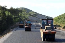 Các nhà thầu trên tuyến cao tốc Nghi Sơn – Diễn Châu đang huy động tối đa máy móc thiết bị, nhân lực thi công để đảm bảo tiến độ cán đích. Ảnh Huy Hùng