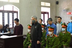Các bị cáo nghe Hội đồng xét xử tuyên án