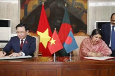 Chủ tịch Quốc hội Vương Đình Huệ hội đàm với Chủ tịch Quốc hội Bangladesh