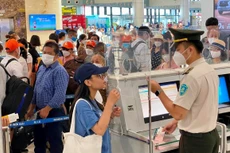 Nhân viên An ninh hàng không kiểm tra giấy tờ hành khách đi máy bay trước khi vào điểm soi chiếu an ninh. Ảnh minh họa