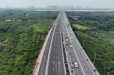 Cầu Vĩnh Tuy giai đoạn 2 chạy song song với cầu Vĩnh Tuy giai đoạn 1, kết nối từ quận Hai Bà Trưng sang quận Long Biên, Hà Nội 