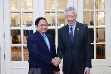 Thủ tướng Phạm Minh Chính bắt tay Thủ tướng Singapore Lý Hiển Long. Ảnh: TTXVN