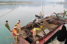 Chủ tịch UBND TP Hà Nội yêu cầu làm rõ thông tin khai thác cát trái phép trên sông Hồng. Ảnh minh họa.