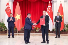 Thủ tướng Phạm Minh Chính cùng Thủ tướng Singapore Lý Hiển Long chứng kiến lễ trao đổi Bản ghi nhớ giữa hai Chính phủ về việc thiết lập Quan hệ Đối tác kinh tế số-kinh tế xanh giữa Việt Nam và Singapore được ký kết bởi Bộ trưởng Bộ Kế hoạch và Đầu tư Nguyễn Chí Dũng và Bộ trưởng thứ hai Bộ Công Thương kiêm Bộ trưởng Bộ Lao động Singapore Tan See Leng. Ảnh: VGP