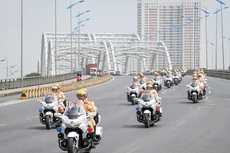 Cảnh sát dẫn đoàn khách quốc tế đến Hà Nội