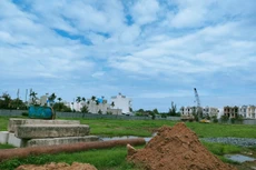 Do khó khăn về tài chính, nhiều dự án bất động sản đang bị đình trệ. Ảnh: Ngô Ngãi
