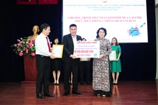 Ông Nguyễn Nam Hiền - Phó Tổng giám đốc Tập đoàn Hưng Thịnh trao bảng tượng trưng ủng hộ 50 tỷ đồng kinh phí mua vắc-xin phòng ngừa Covid-19 cho bà Tô Thị Bích Châu - Ủy viên Ban Thường vụ Thành ủy, Chủ tịch Ủy ban Mặt trận Tổ quốc Việt Nam TP.HCM