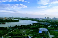 Cần xây dựng hoàn thiện các quy định pháp luật về đấu giá quyền sử dụng đất để thực hiện dự án đầu tư kinh doanh bất động sản, nhà ở, khu đô thị nhằm lựa chọn được nhà đầu tư có năng lực. Ảnh: Ngô Bảo Tín
