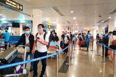 Hành khách làm thủ tục bay tại nhà ga Tân Sơn Nhất. Ảnh chỉ mang tính minh họa: Nguồn Internet