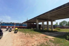 Thi công trở lại cầu vượt đường sắt 65 tỷ đồng bỏ hoang 7 năm ở Huế