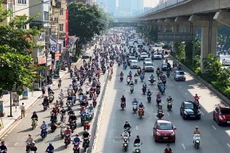 Nhiều đoạn đường Nguyễn Trãi, xe máy và ôtô vẫn đi chung một làn dù đã thí điểm phân làn phương tiện tách riêng 2 loại phương tiện này. Ảnh: Vietnam+