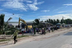 Lực lượng chức năng cưỡng chế công trình vi phạm ở Phú Quốc.