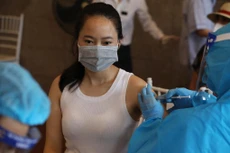 Đẩy mạnh tiêm vaccine phòng COVID-19 mũi 3, mũi 4 cho người từ 12 tuổi trở lên, tiêm đủ 2 mũi cho trẻ em từ 5 tuổi đến dưới 12 tuổi. Ảnh: Ngọc Thành