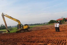 Lực lượng chức năng thành phố Vĩnh Yên tổ chức thi công trên diện tích đất đã được giải phóng mặt bằng. (Nguồn: baovinhphuc.com.vn)