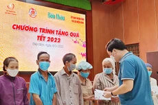 Tổng biên tập Báo Đấu thầu Đỗ Xuân Khánh trao quà Tết Nhâm Dần 2022 cho các hộ nghèo xã Điện Quang, thị xã Điện Bàn (tỉnh Quảng Nam). Ảnh: Tường Lâm