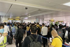 Khách chờ nhập cảnh ở Tân Sơn Nhất đêm 23/4