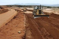 Khó khăn kép của nhà thầu về vật liệu đắp nền