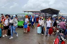 Tàu, phà hoạt động lại, du khách mắc kẹt ở Phú Quốc trở về đất liền