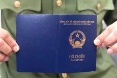 Hộ chiếu bìa xanh tím than Việt Nam mới áp dụng. (Ảnh: VNE)
