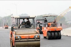 Trải thảm nhựa trên cầu Vân Tiên thuộc tuyến cao tốc Vân Đồn - Móng Cái.